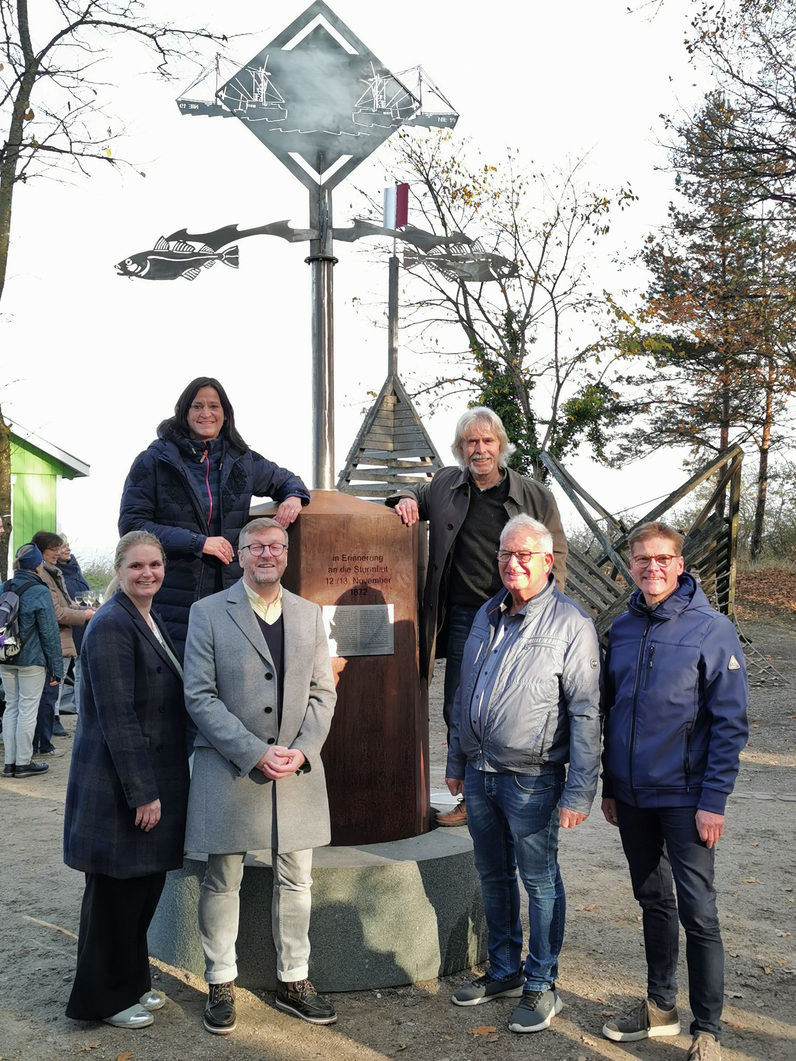 “Herzlichen Glückwunsch Niendorfer Hafen!” Enthüllung und Übergabe eines skulpturalen Denkmals anlässlich des 100. jährigen Jubiläums des Niendorfer Fischereihafens