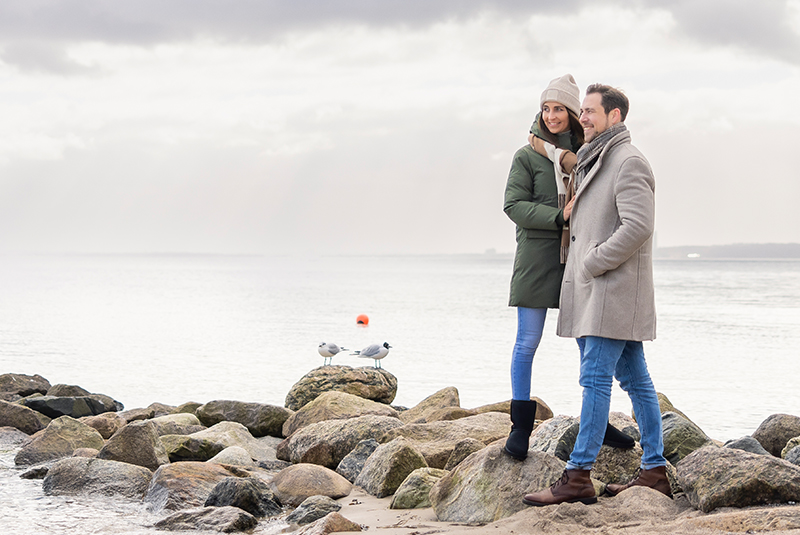 Pärchen steht im Winter an der Ostsee