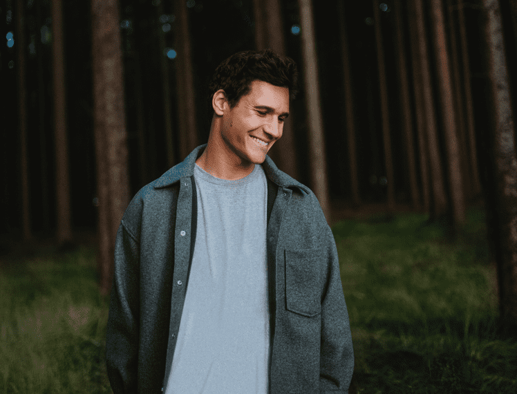 Der Künstler Wincent Weiss in einem Wald