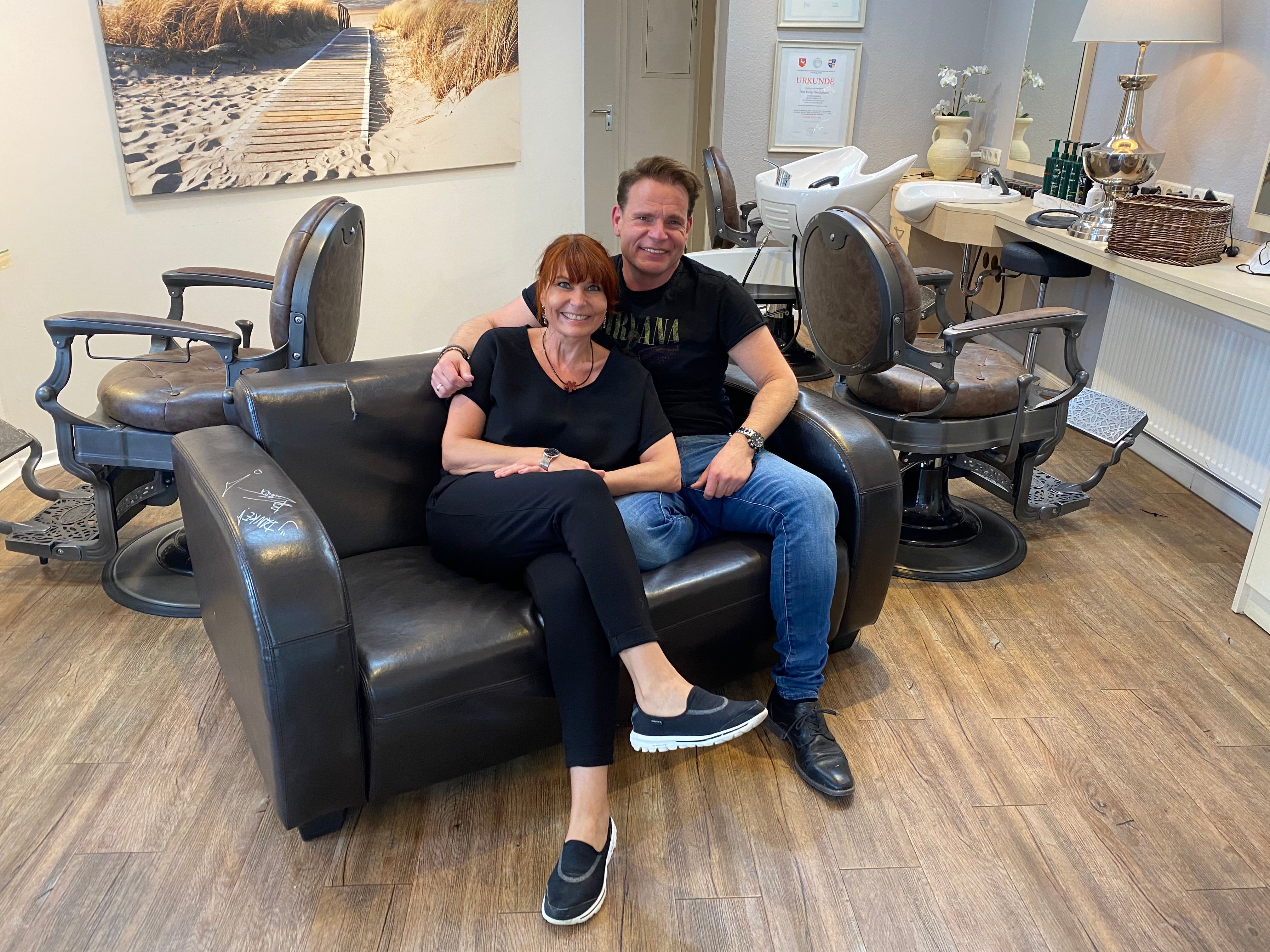 Mann mit Frau auf einer Couch in einem Salon