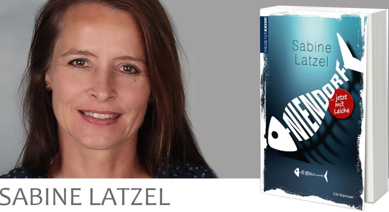 Porträt von Sabine Latzel mit dem Cover ihres Buches Niendorf daneben