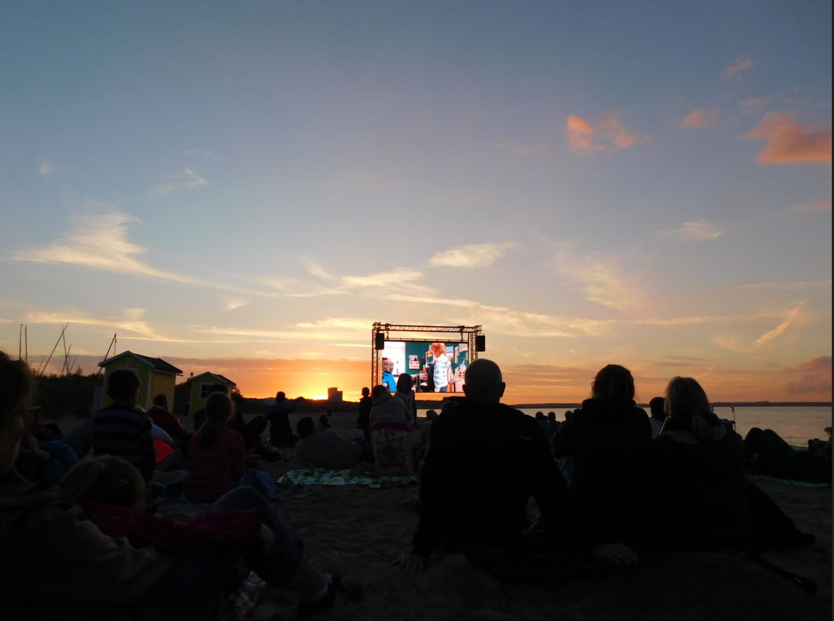 Strandkino vor untergehender Sonne